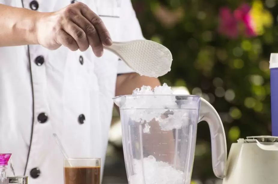 Tips for Crushing Ice in a Blender